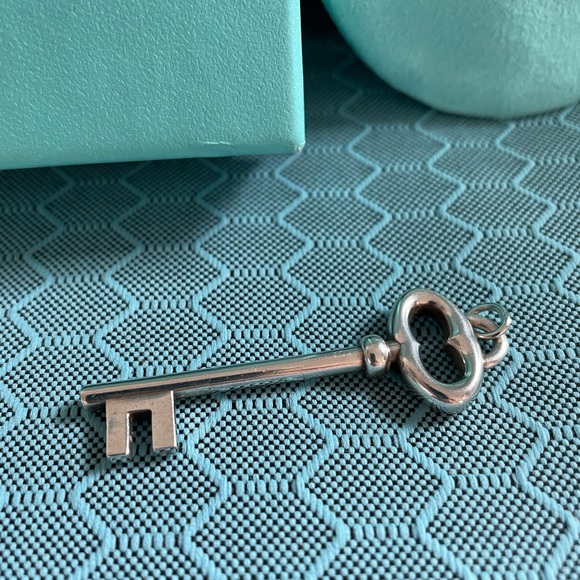 Authentic Tiffany & Co. Oval vintage key pendant. Approx. 2 inches long. - Picture 4 of 4